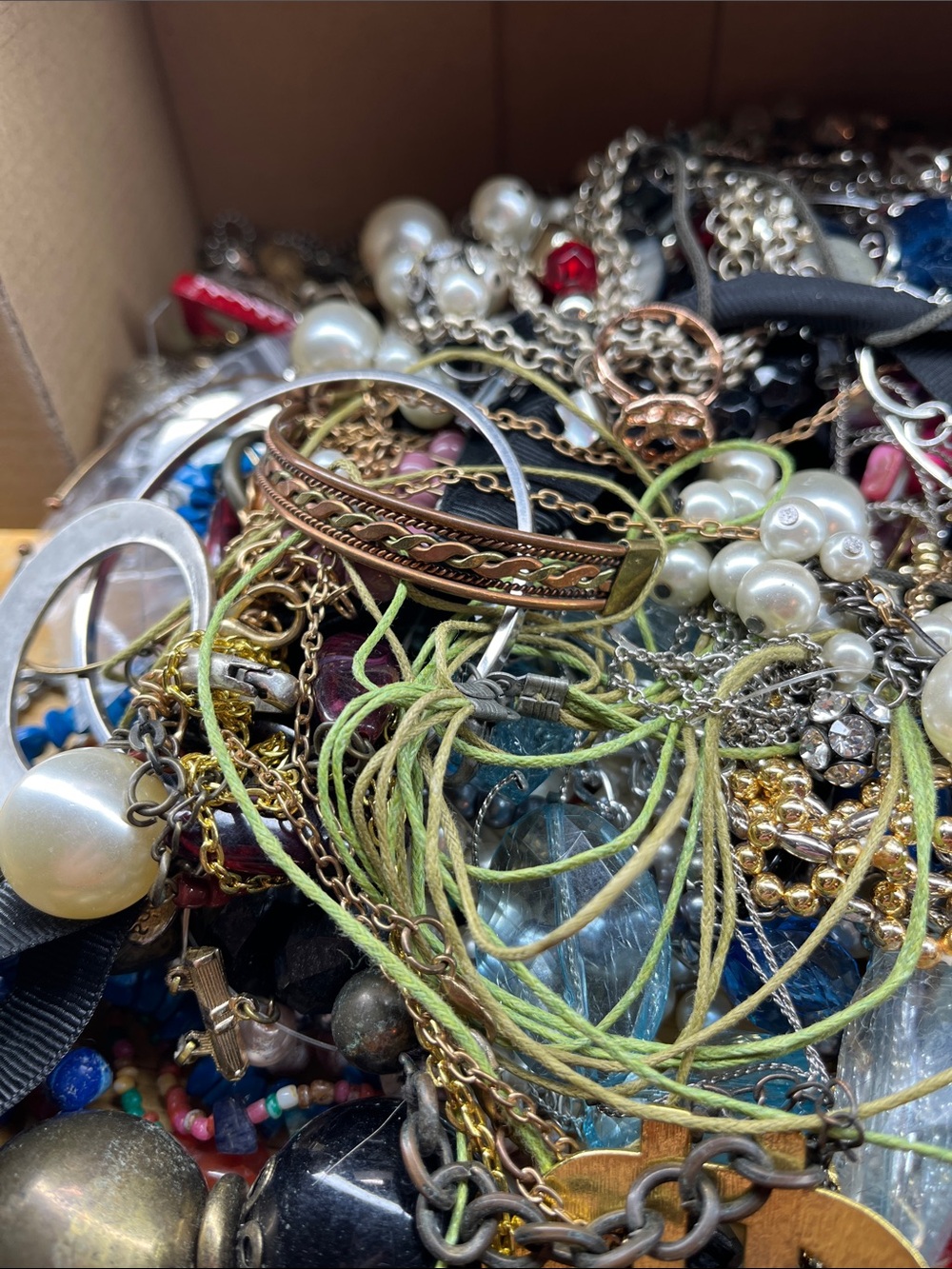 Scrap jewelry lot, lot 0517A, 4.36 lbs - Picture 6 of 11